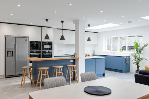 Aura kitchen white blue 1