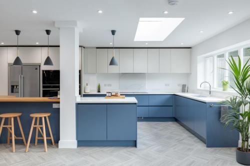 Aura kitchen white blue 3